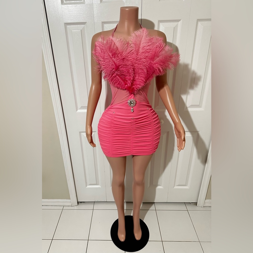 Posh Feather design 

Crystal detail

Has stretch

Fits true to size